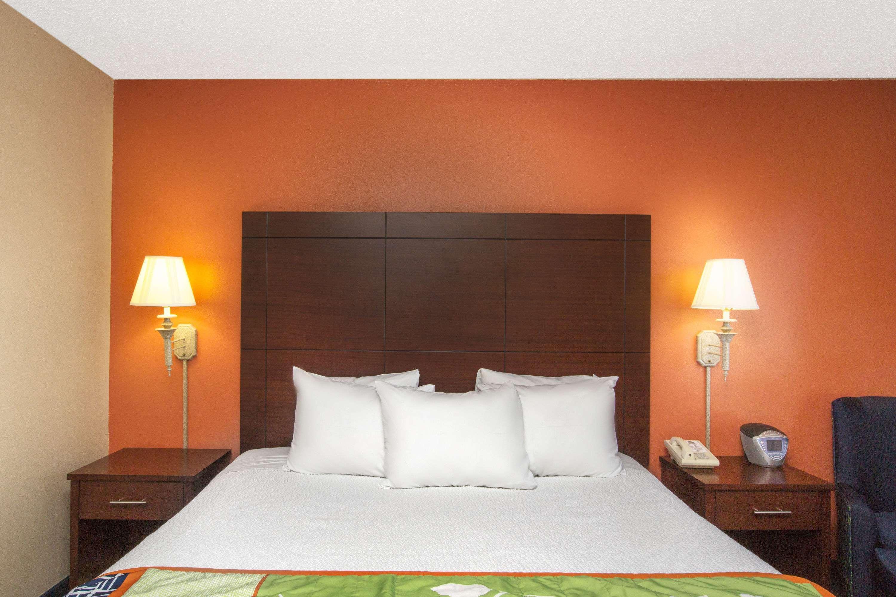 Days Inn By Wyndham Fremont Buitenkant foto