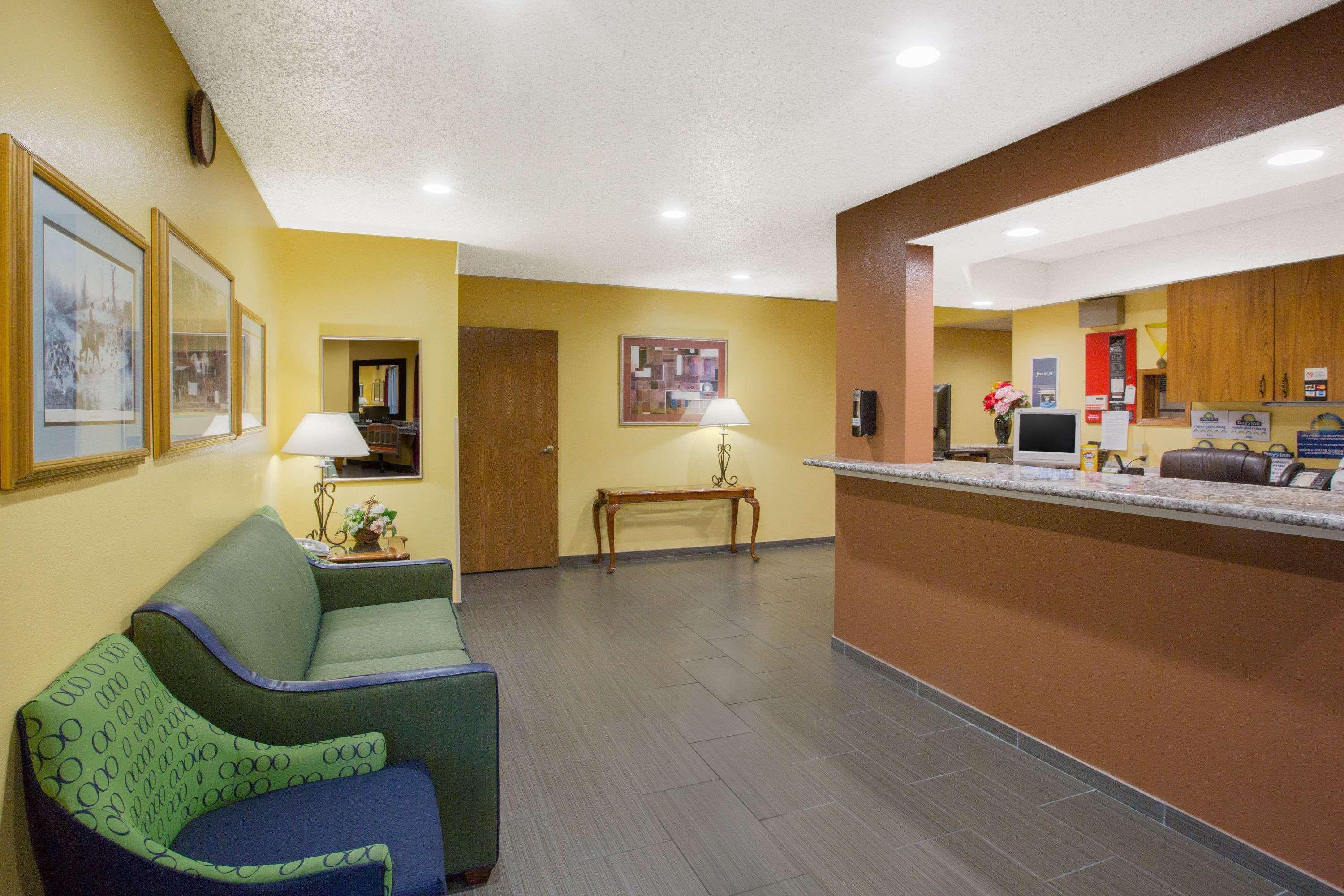 Days Inn By Wyndham Fremont Buitenkant foto