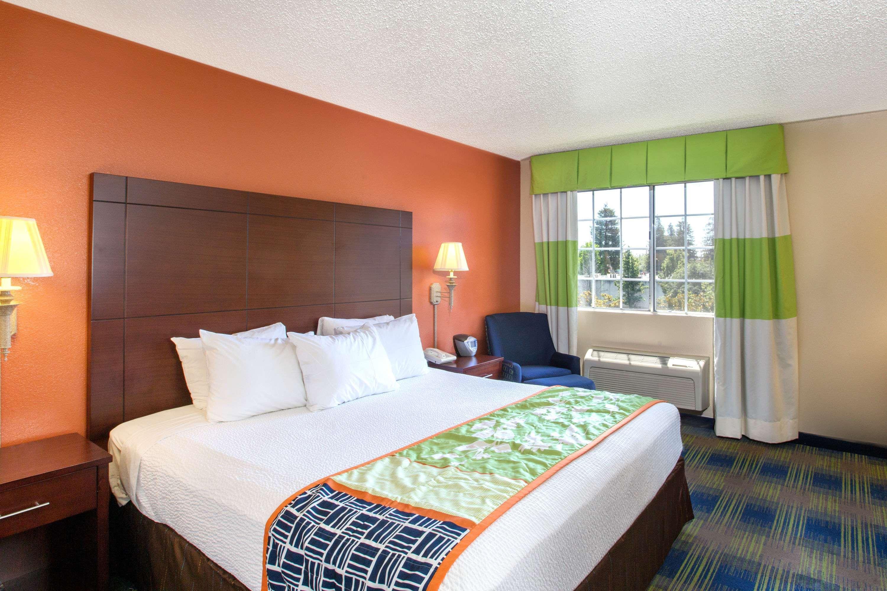 Days Inn By Wyndham Fremont Buitenkant foto