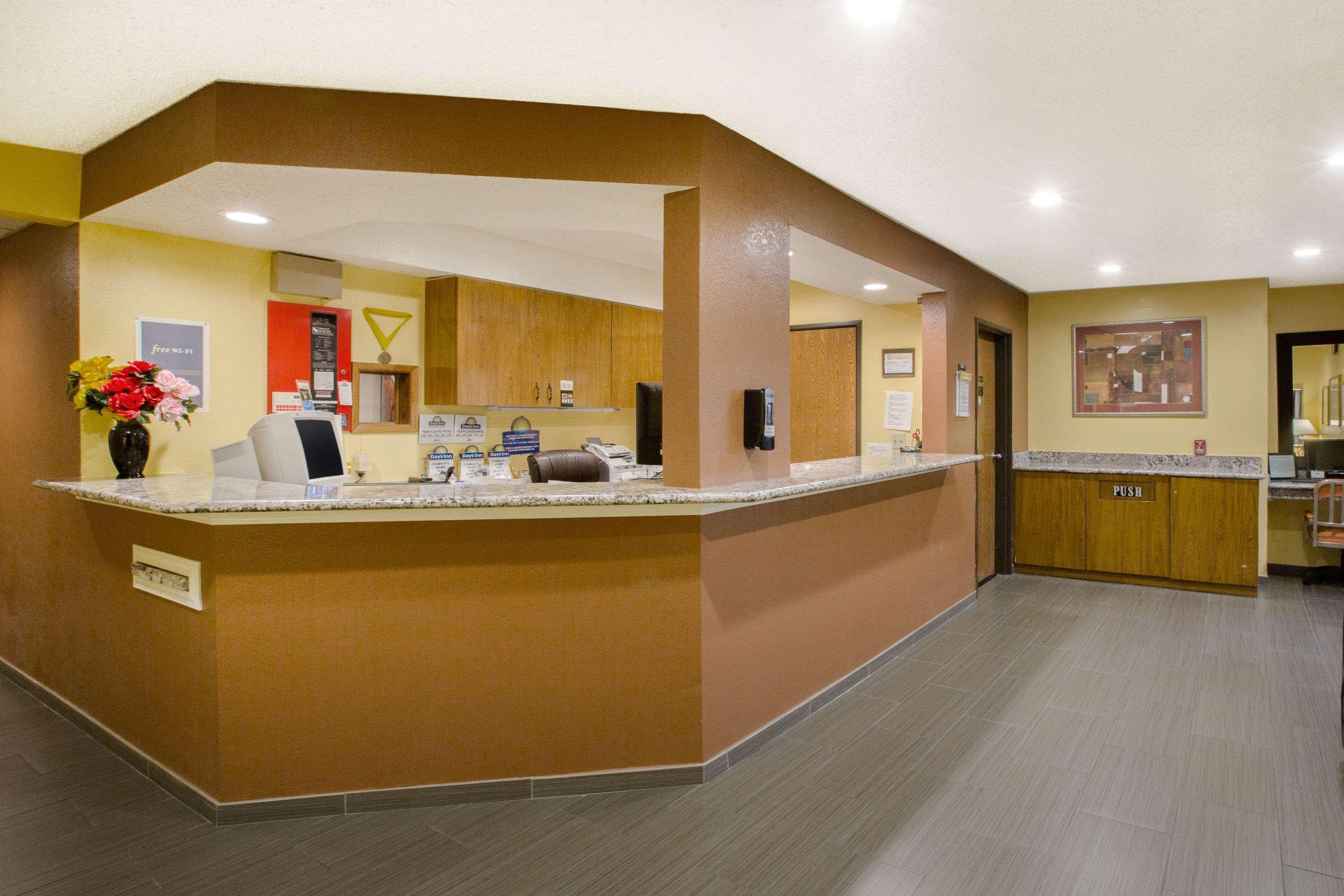 Days Inn By Wyndham Fremont Buitenkant foto