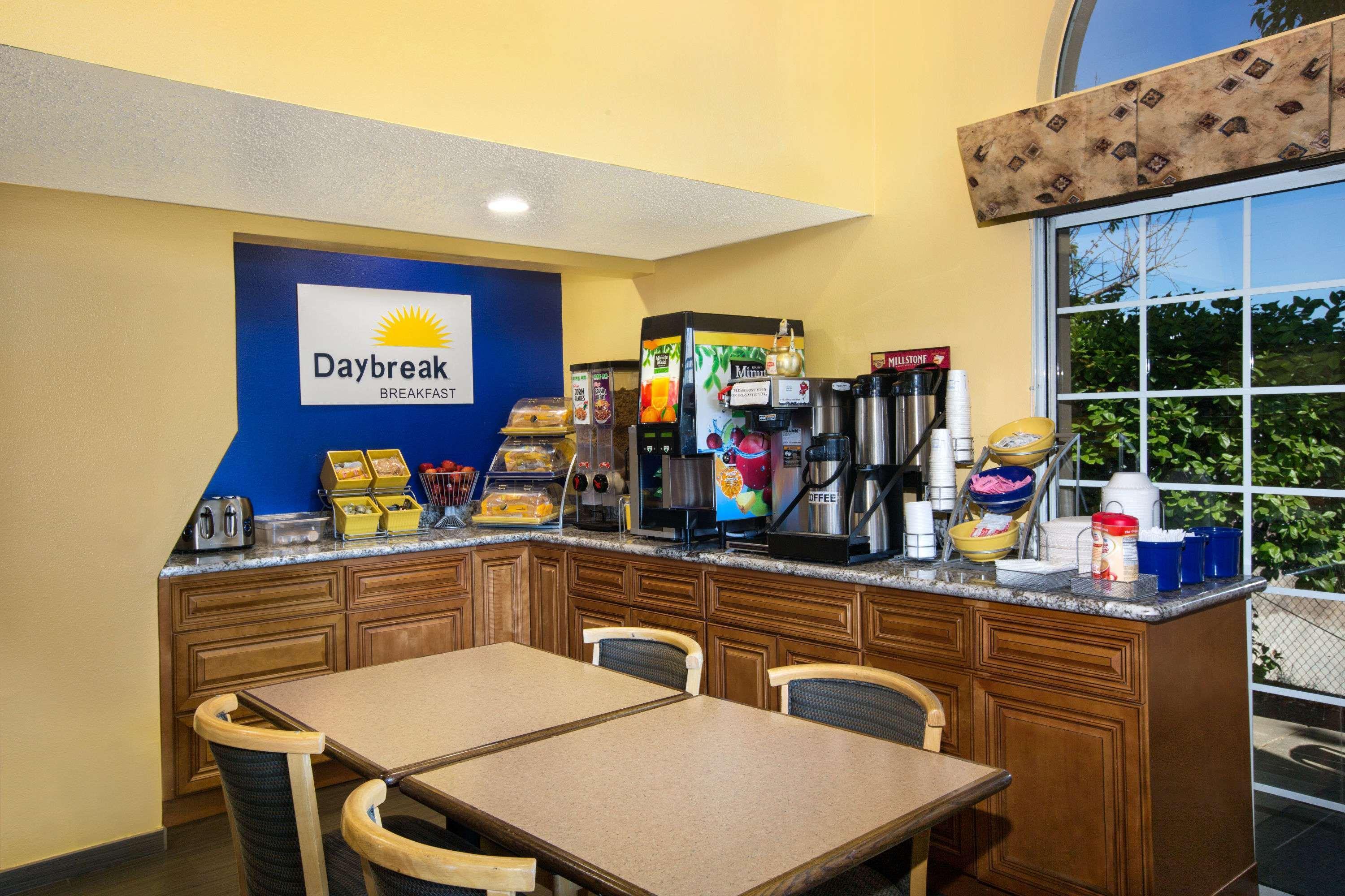 Days Inn By Wyndham Fremont Buitenkant foto