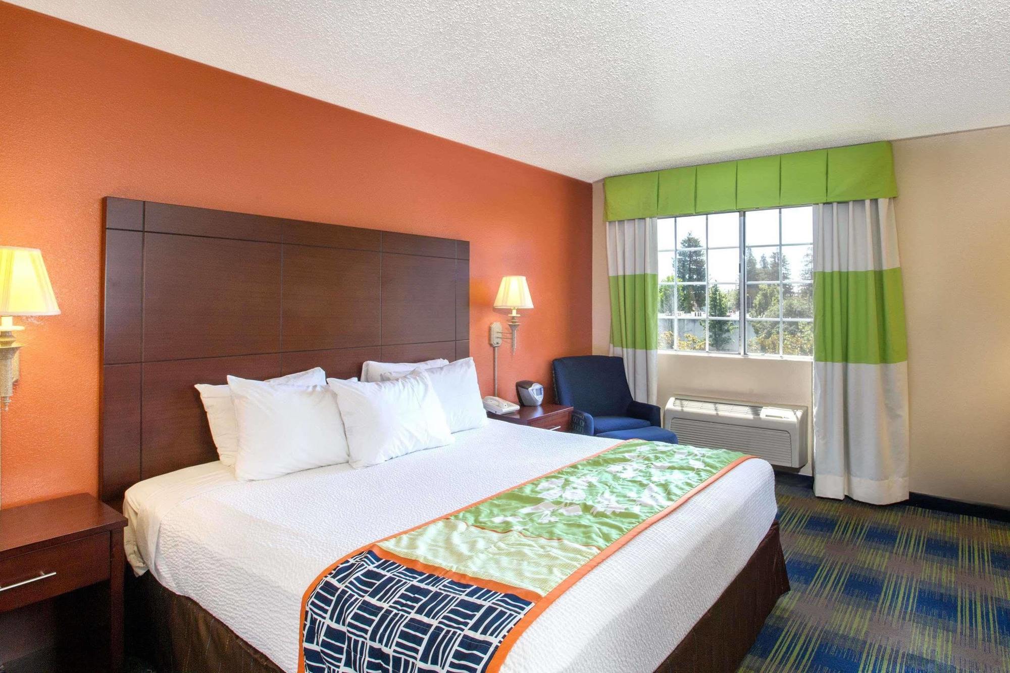 Days Inn By Wyndham Fremont Buitenkant foto